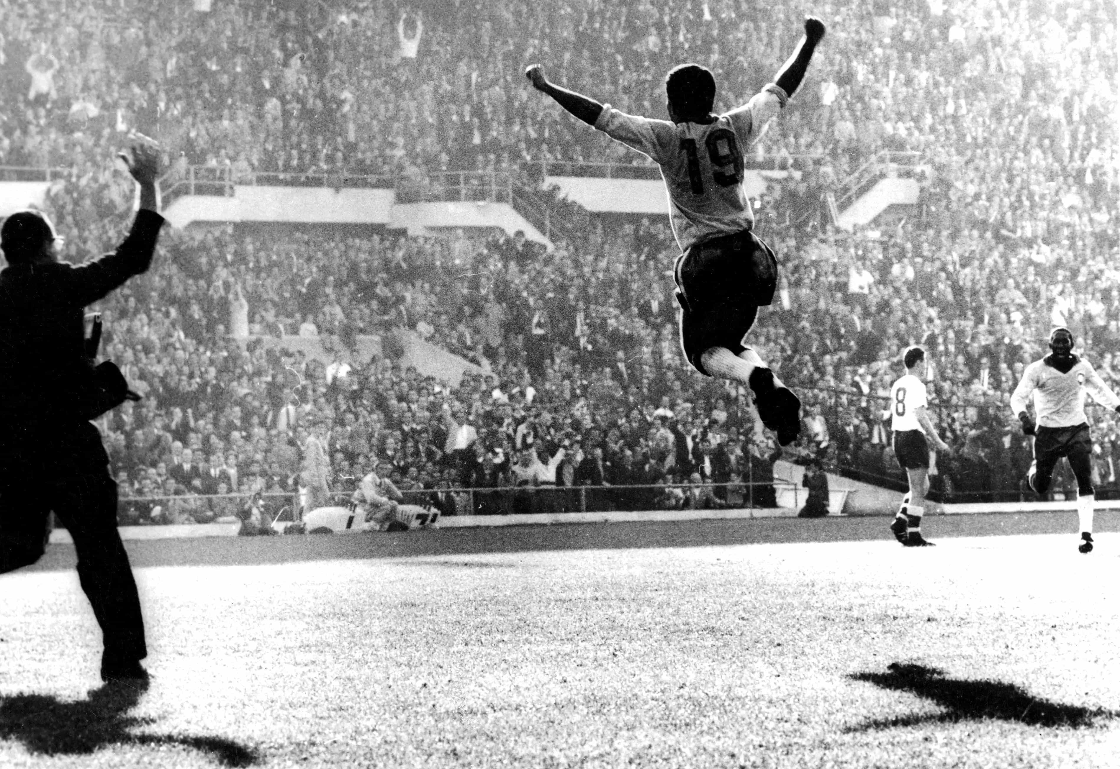 El delantero Vavá celebra el 3-1 con que Brasil se coronó campeón del mundo frente a Checoslovaquia