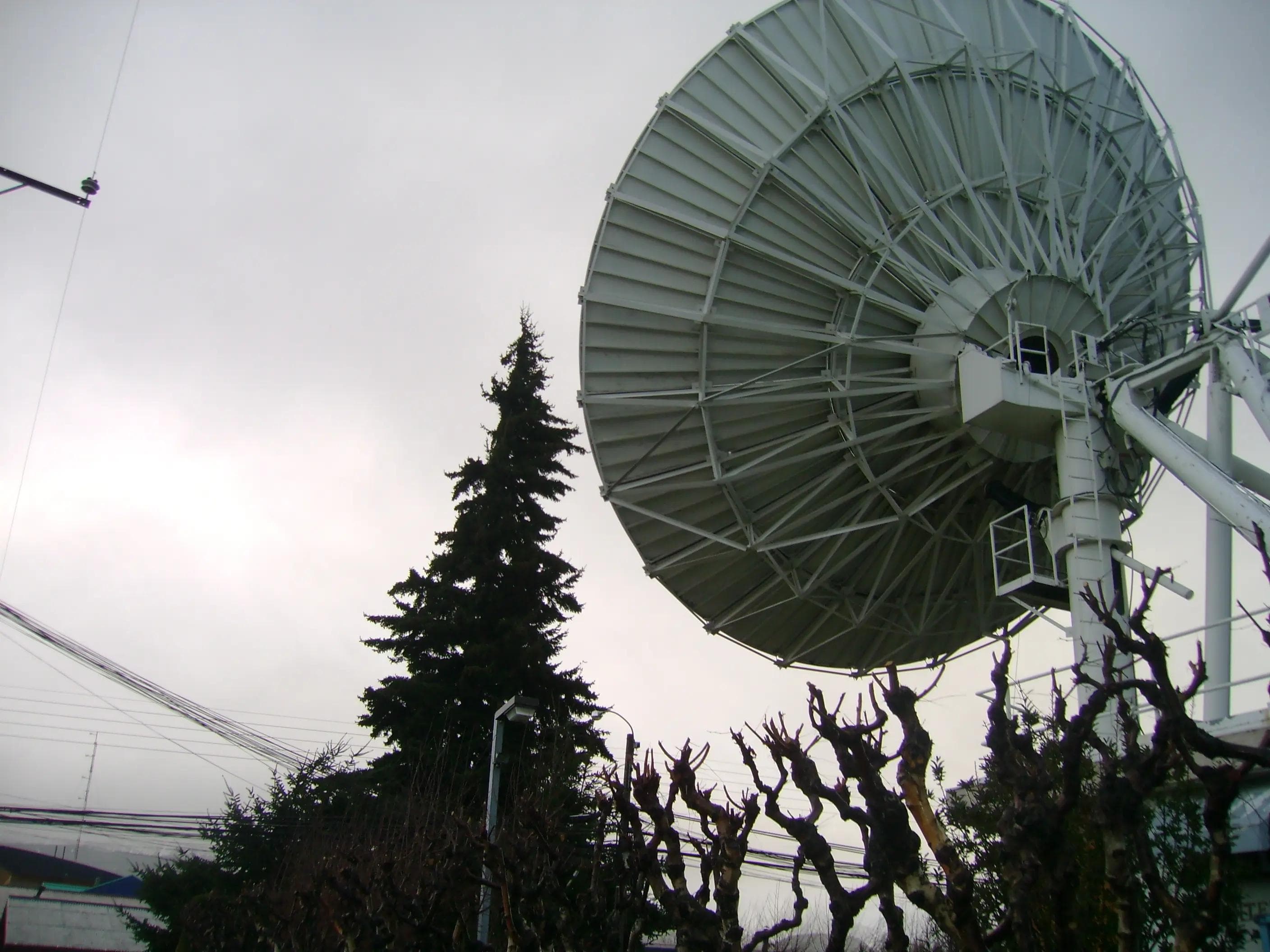 Antena satelital instalada en Aysén  Fotografía: Archivo Entel